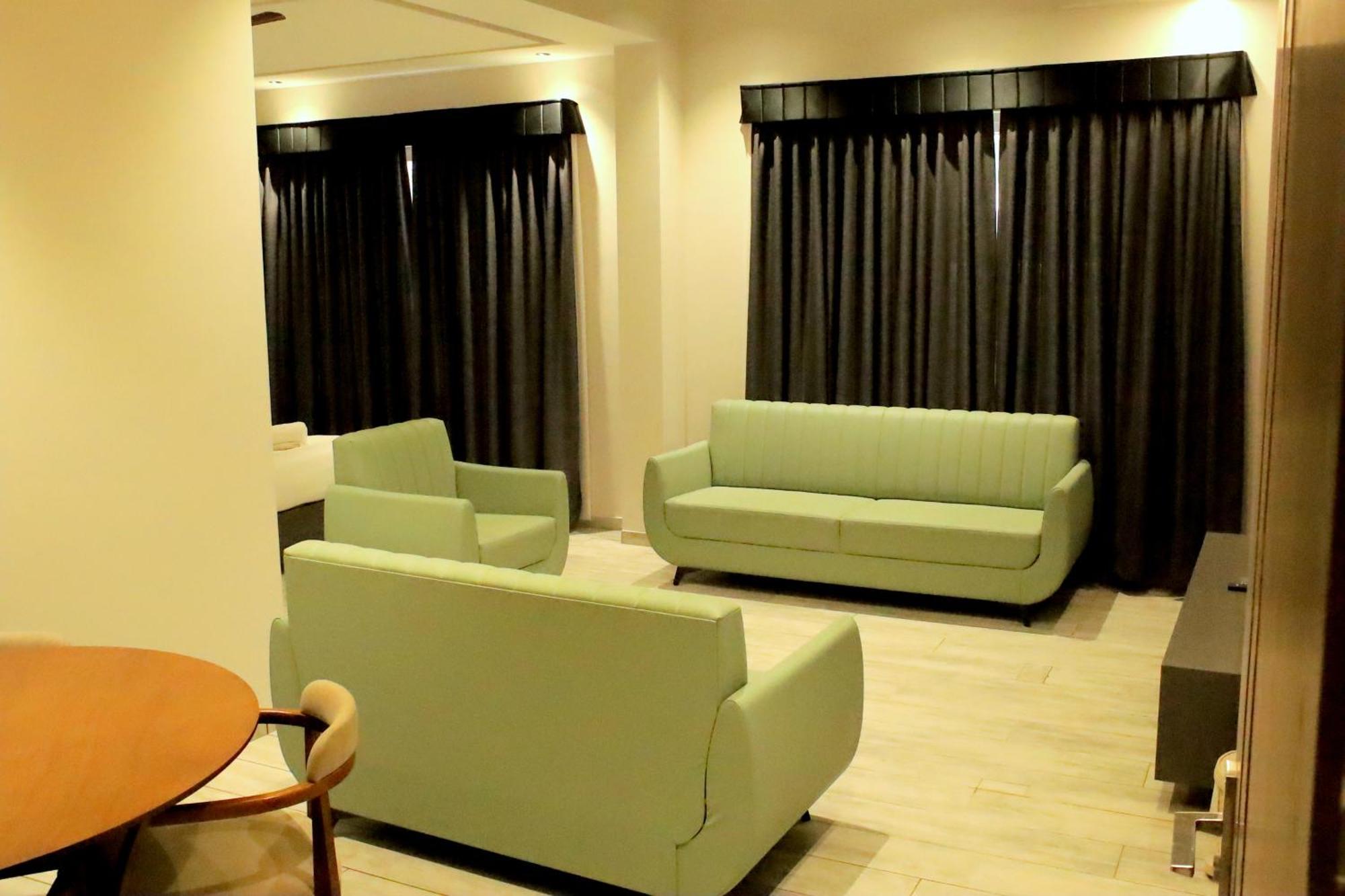 Hotel Statusinn, Ichalkaranji Eksteriør bilde